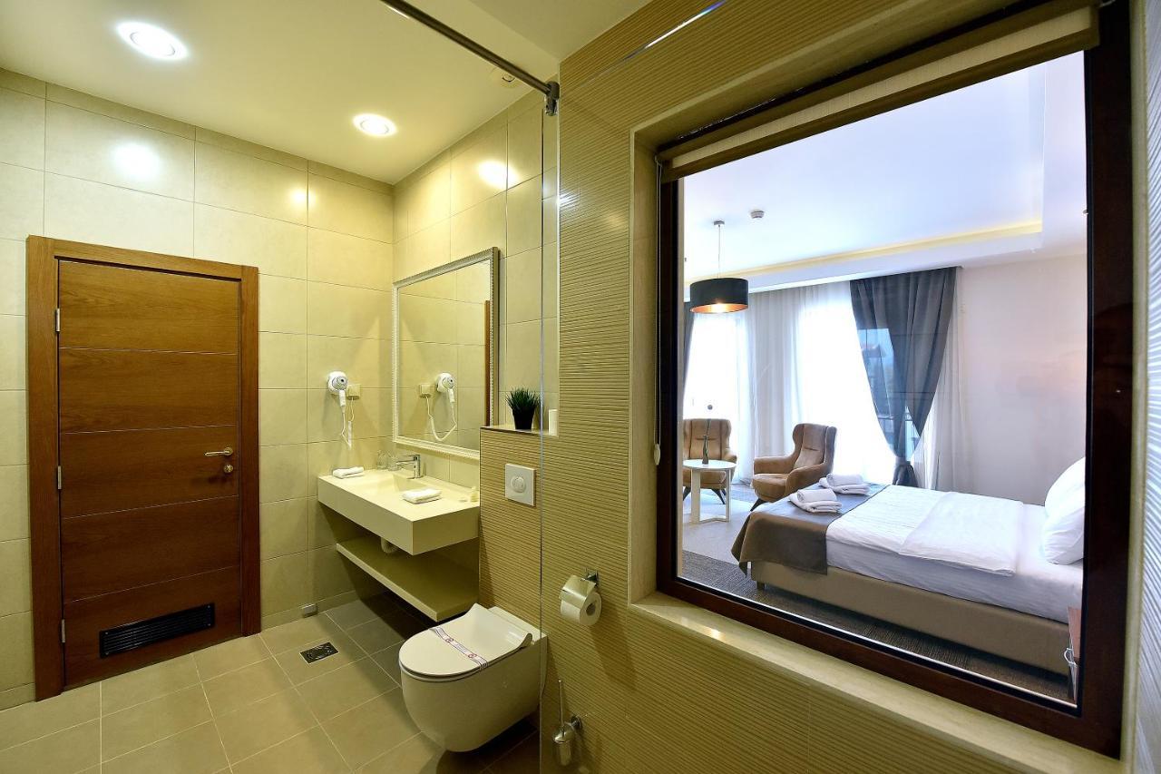 Lazaro Hotel
